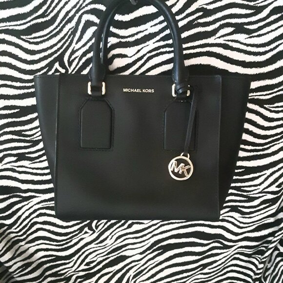 Beautiful Michael Kors Stylish Black Leather Satchel / Tote Handbag! Great size - Picture 1 of 8